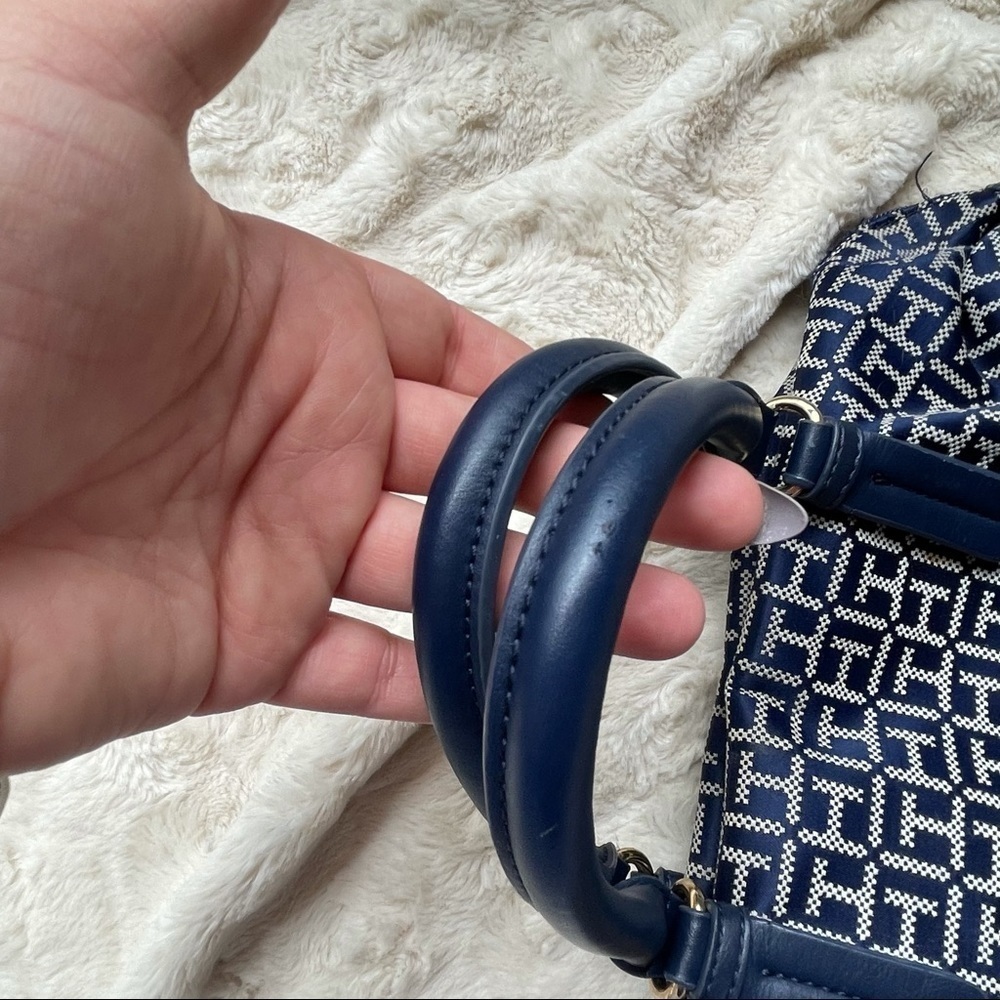 Tommy Hilfiger Signature Print Zipper Closure Bag - Picture 9 of 11